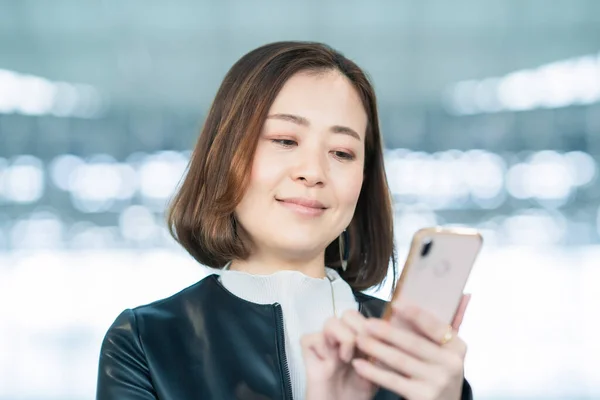 Asyalı Bir Kadın Akıllı Bir Telefon Kullanıyor — Stok fotoğraf