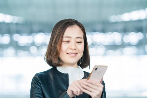 Asiatisk Kvinna Som Använder Smart Telefon Med Leende Inomhus — Stockfoto