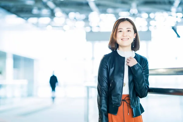 Casualmente Vestito Asiatico Business Donna Spazio Ufficio Edificio — Foto Stock