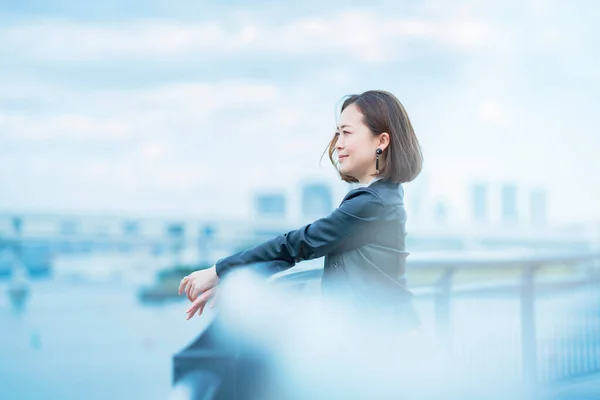 Asiatique Femme Regardant Dans Distance Dans Tokyo Ville — Photo