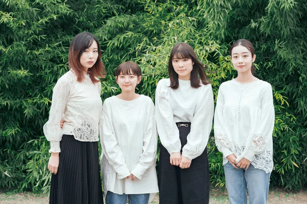 Quatre Femmes Japonaises Regardant Caméra Côte Côte Extérieur — Photo