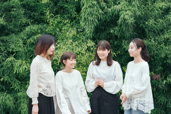Beyaz Gömlek Giyen Parkta Sohbet Eden Japon Genç Kadın — Stok fotoğraf