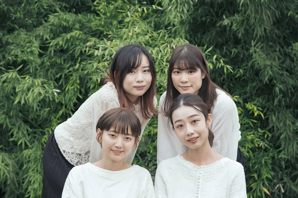 Quatre Femmes Japonaises Regardant Caméra Côte Côte Extérieur — Photo