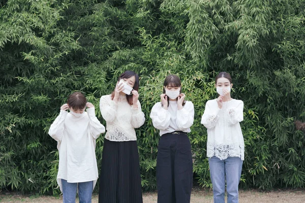 Čtyři Mladé Japonské Ženy Bílých Košilích Maskách Venku — Stock fotografie