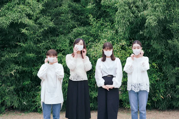 Quatro Jovens Mulheres Japonesas Vestindo Camisas Brancas Máscaras Livre — Fotografia de Stock