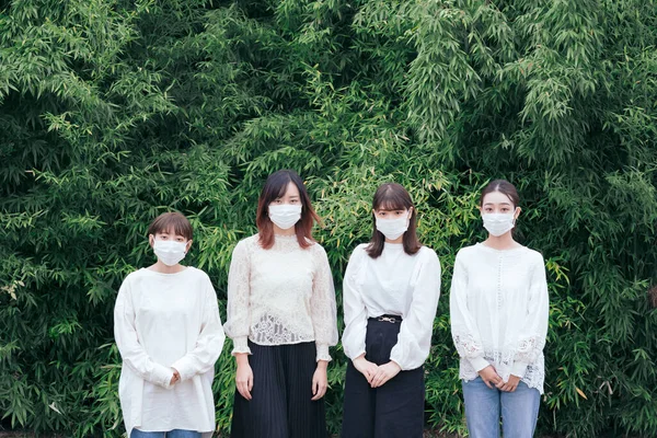 Vier Jonge Japanse Vrouwen Dragen Witte Shirts Maskers Buiten — Stockfoto