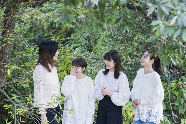 Japonesas Jovens Mulheres Vestindo Camisas Brancas Conversando Parque — Fotografia de Stock