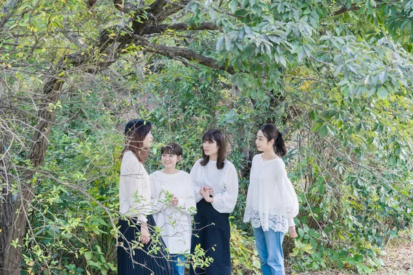 Japonesas Jovens Mulheres Vestindo Camisas Brancas Conversando Parque — Fotografia de Stock