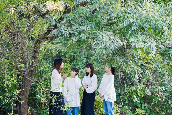 Японские Девушки Белых Рубашках Чате Парке — стоковое фото