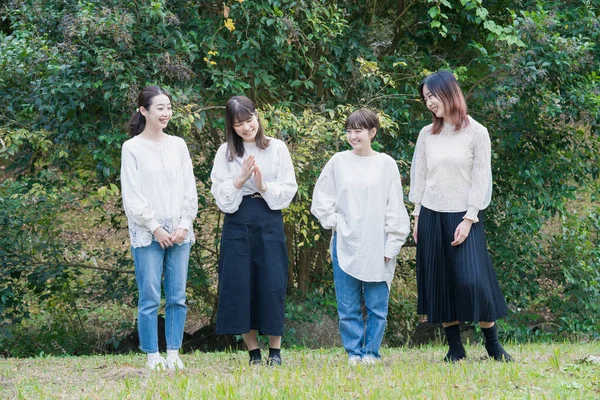 Japanse Jonge Vrouwen Dragen Witte Shirts Chatten Het Park — Stockfoto