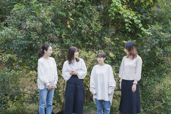 Japonské Mladé Ženy Bílých Košilích Chatování Parku — Stock fotografie