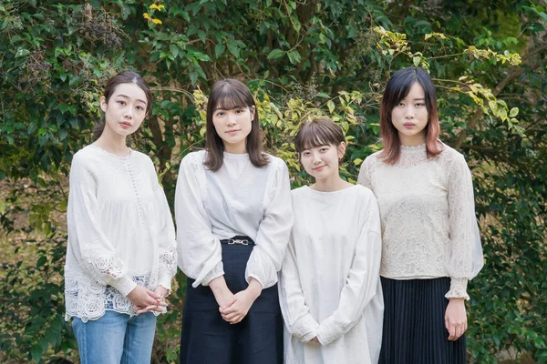 Cuatro Mujeres Japonesas Mirando Cámara Lado Lado Aire Libre — Foto de Stock