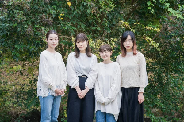 Vier Japanse Vrouwen Kijken Naar Camera Zij Aan Zij Buiten — Stockfoto
