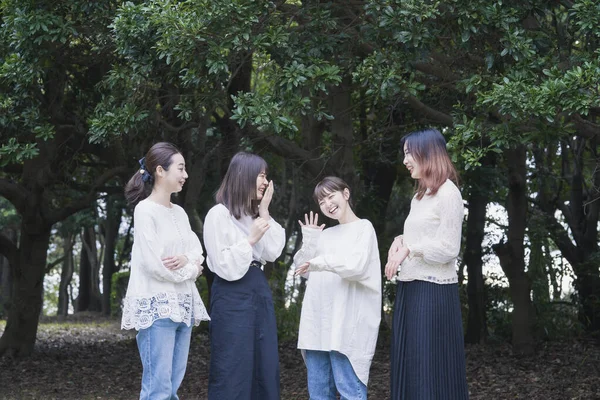 Jeunes Femmes Japonaises Portant Des Chemises Blanches Bavardant Dans Parc — Photo