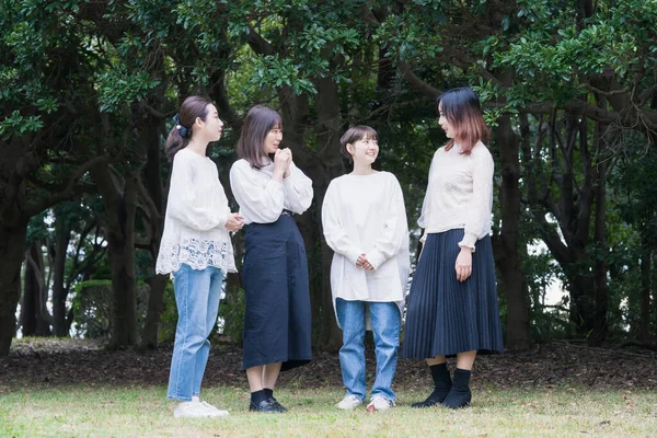 Japanse Jonge Vrouwen Dragen Witte Shirts Chatten Het Park — Stockfoto