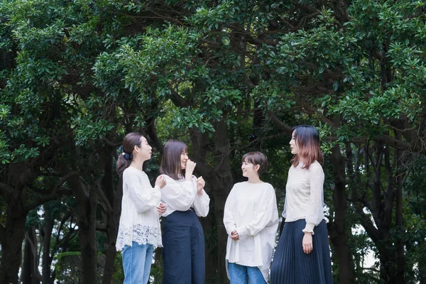 Jeunes Femmes Japonaises Portant Des Chemises Blanches Bavardant Dans Parc — Photo