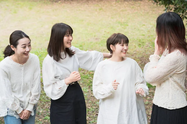 Beyaz Gömlek Giyen Parkta Sohbet Eden Japon Genç Kadın — Stok fotoğraf