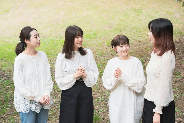 Jeunes Femmes Japonaises Portant Des Chemises Blanches Bavardant Dans Parc — Photo