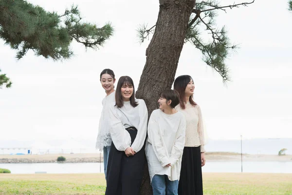 Jeunes Femmes Japonaises Portant Des Chemises Blanches Bavardant Dans Parc — Photo