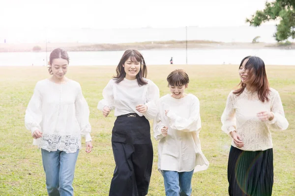 Четыре Молодые Японские Женщины Медленно Бегают Расслабленном Настроении — стоковое фото