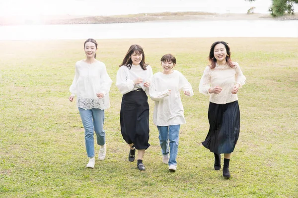 Quatre Les Jeunes Japonais Les Femmes Courir Lentement Dans Relax — Photo