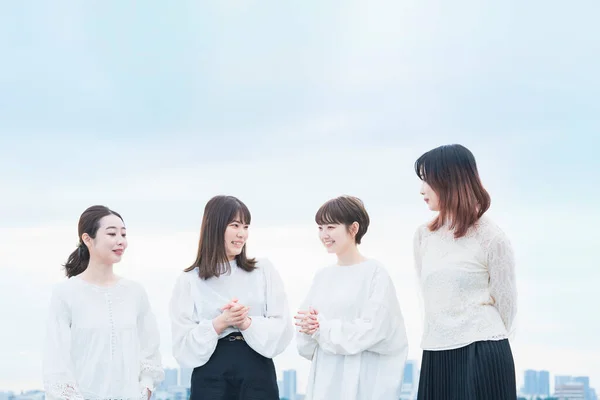 Mujeres Japonesas Vistiendo Tops Blancos Hablando Con Una Sonrisa — Foto de Stock