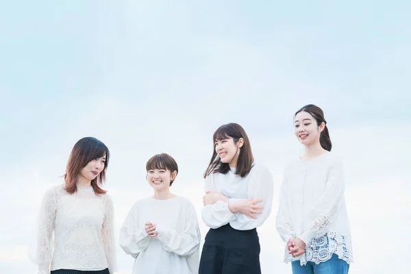 Japonaises Vêtues Hauts Blancs Parlant Avec Sourire — Photo