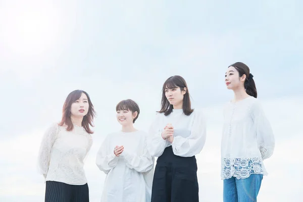 Japon Kadın Beyaz Bluz Giyiyor Gülümsüyor — Stok fotoğraf