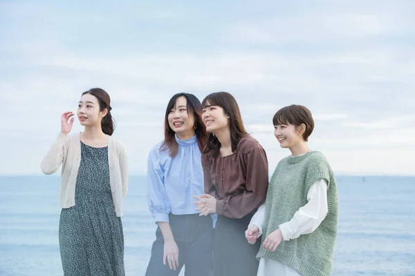 Jeunes Femmes Asiatiques Regardant Paysage Lointain Dans Soirée — Photo