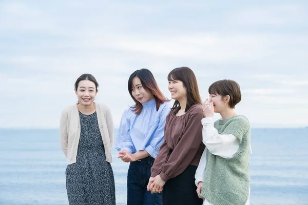 Quatro Mulheres Jovens Asiáticas Falando Alegremente Entardecer — Fotografia de Stock