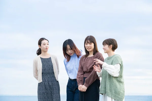 Quatre Asiatique Les Jeunes Femmes Parler Heureux Dans Crépuscule — Photo