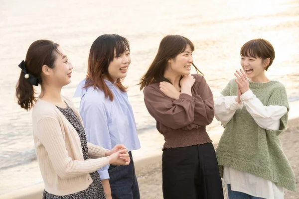 Quatre Asiatique Les Jeunes Femmes Parler Heureux Dans Crépuscule — Photo