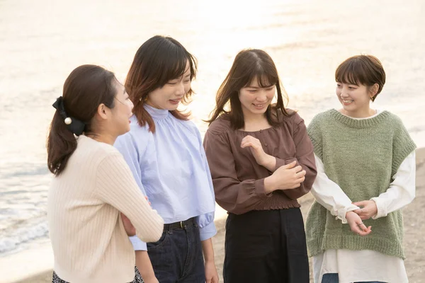 Dört Asyalı Genç Kadın Alacakaranlıkta Mutlu Bir Şekilde Konuşuyor — Stok fotoğraf