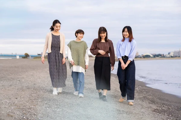 Quatro Jovens Mulheres Caminhando Longo Mar Entardecer — Fotografia de Stock