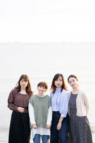 Jeunes Femmes Asiatiques Rassemblent Pour Prendre Une Photo Commémorative — Photo