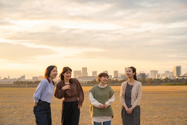 Quatre Asiatique Les Jeunes Femmes Parler Heureux Dans Crépuscule — Photo