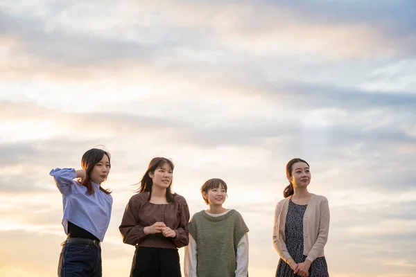 Junge Asiatische Frauen Blicken Abends Auf Die Ferne Landschaft — Stockfoto