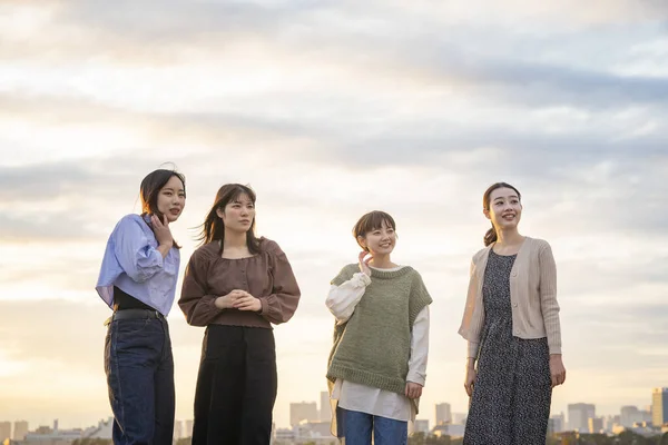 Junge Asiatische Frauen Blicken Abends Auf Die Ferne Landschaft — Stockfoto