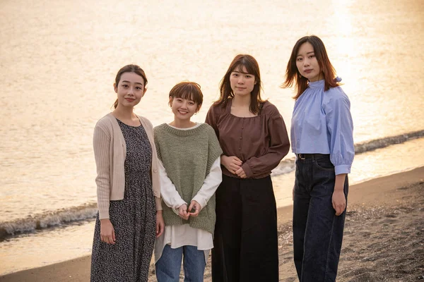 4 asian young women gathering to take a commemorative photo