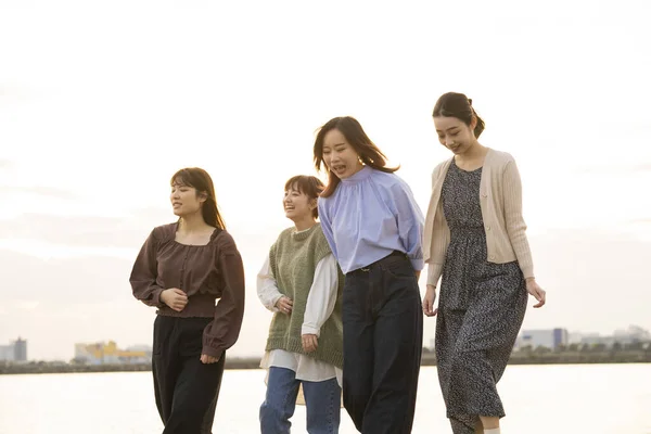 Dört Asyalı Genç Kadın Alacakaranlıkta Mutlu Bir Şekilde Konuşuyor — Stok fotoğraf
