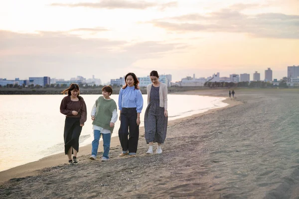 Quatro Jovens Mulheres Caminhando Longo Mar Entardecer — Fotografia de Stock