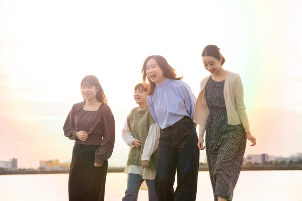 Vier Asiatische Junge Frauen Unterhalten Sich Fröhlich Der Dämmerung — Stockfoto