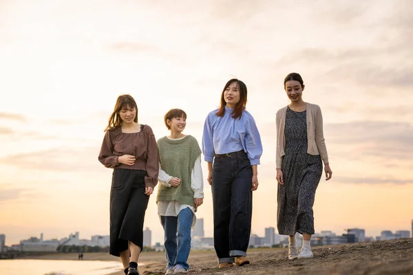 Quatro Jovens Mulheres Caminhando Longo Mar Entardecer — Fotografia de Stock