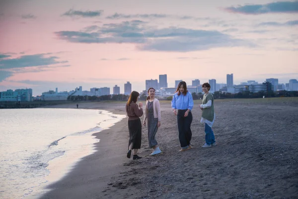 Cuatro Mujeres Jóvenes Caminando Por Mar Atardecer —  Fotos de Stock