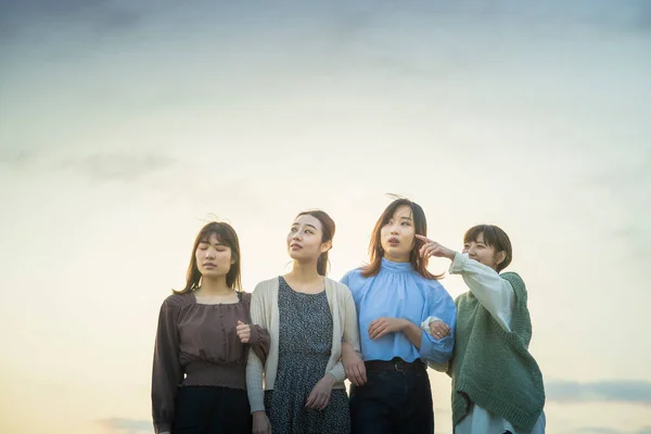 Jovens Mulheres Asiáticas Olhando Para Cenário Distante Noite — Fotografia de Stock