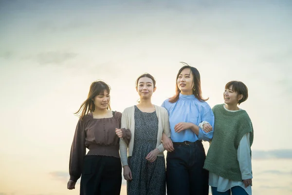 Quatro Mulheres Jovens Asiáticas Falando Alegremente Entardecer — Fotografia de Stock