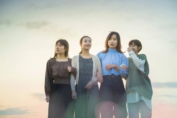 Quatre Asiatique Les Jeunes Femmes Parler Heureux Dans Crépuscule — Photo