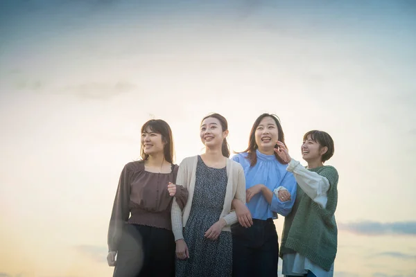 Jeunes Femmes Asiatiques Regardant Paysage Lointain Dans Soirée — Photo