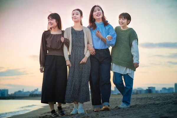 Quatro Jovens Mulheres Caminhando Longo Mar Entardecer — Fotografia de Stock