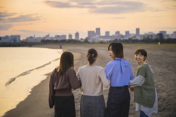 Quatro Jovens Mulheres Caminhando Longo Mar Entardecer — Fotografia de Stock